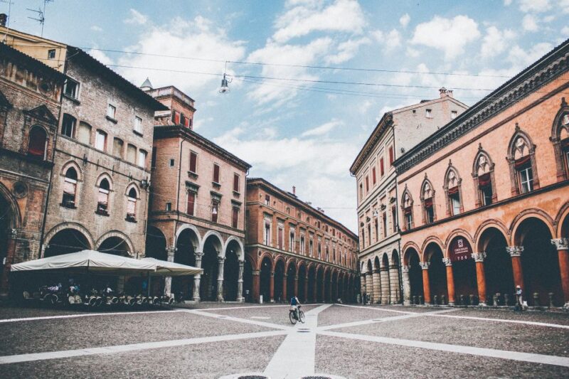 Milan: Private Day Trip to Bologna With Sightseeing Tour - Explore Piazza Maggiore and Beyond