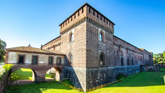 Milan: Private Exclusive History Tour With a Local Expert - Discover Iconic Landmarks