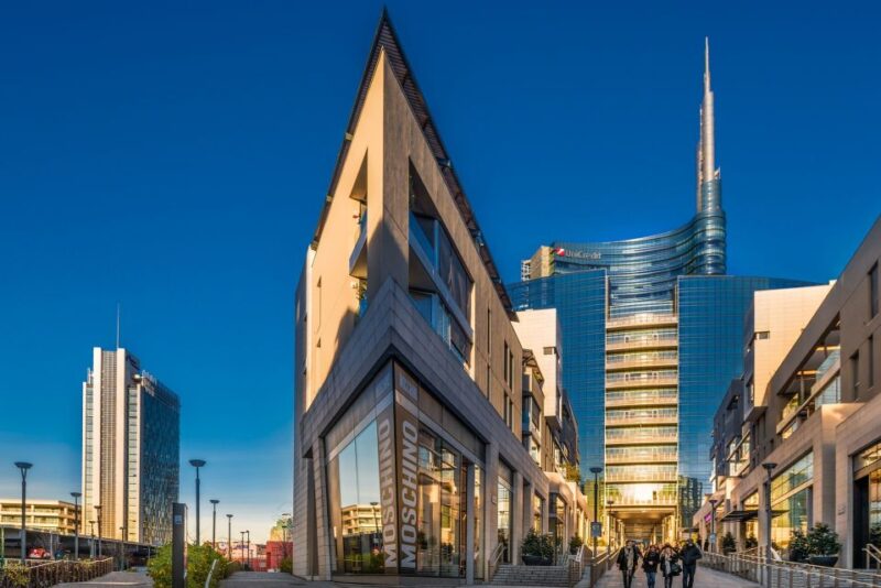 Milan: Private Porta Nuova Walking Tour With Food Tasting - Architectural Marvels of Milan