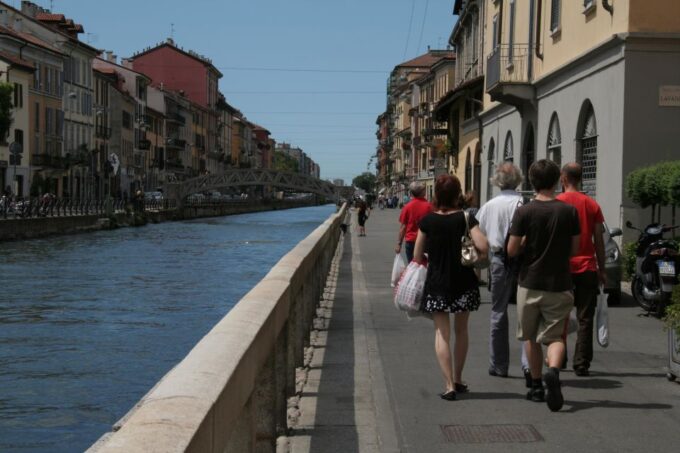 Milan: Private Sightseeing & Shopping Tour With a Local - Language Options