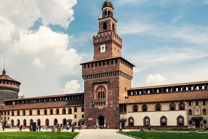 Milan: Small Group Guided Walking Tour - Piazza Del Duomo