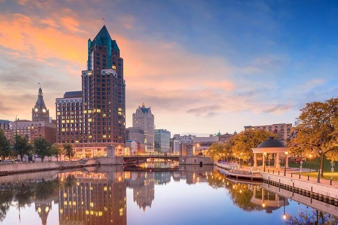 Milwaukee Bar Hunt: Milwaukee Bar Crawl - Key Points