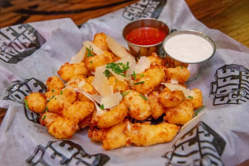 Milwaukee: Local Food Tour of 5 Delicacies & a Secret Dish - Group Size and Atmosphere