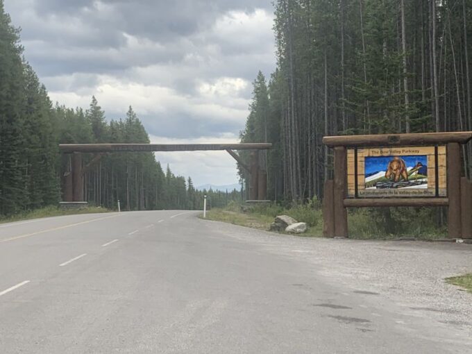 Minivan Airport Shuttle: Lake Louise <---> Calgary - Arrival Pickup Fee