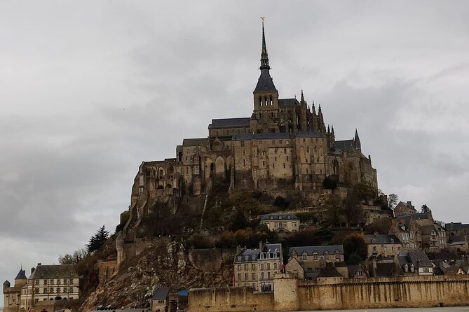 Mont Saint Michel Private VIP Tour With Champagne From Paris - Champagne and Refreshments
