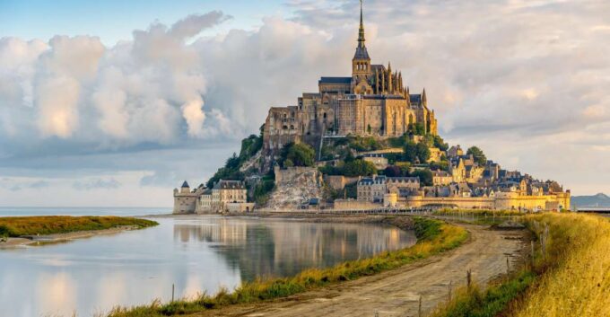 Mont-St-Michel: Small Group Guided Tour With Abbey Ticket - Tour Inclusions and Exclusions