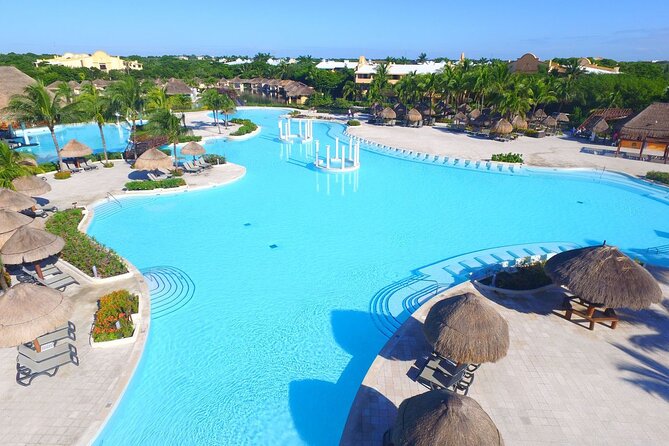 Montego Bay Airport Private Taxi to Grand Palladium Resorts - Exploring Nearby Stores and Attractions
