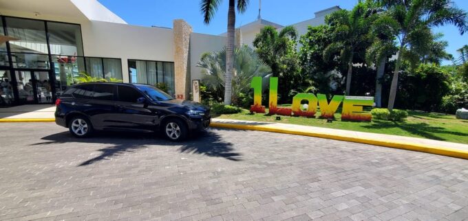Montego Bay Airport: VIP Transfer From Sandals Dunns River - Professional Drivers