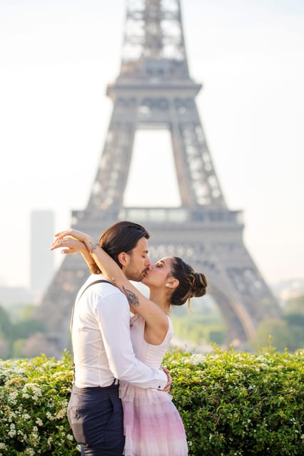 Montmartre Cheese and Wine Tasting Walking Tour - Charming Atmosphere