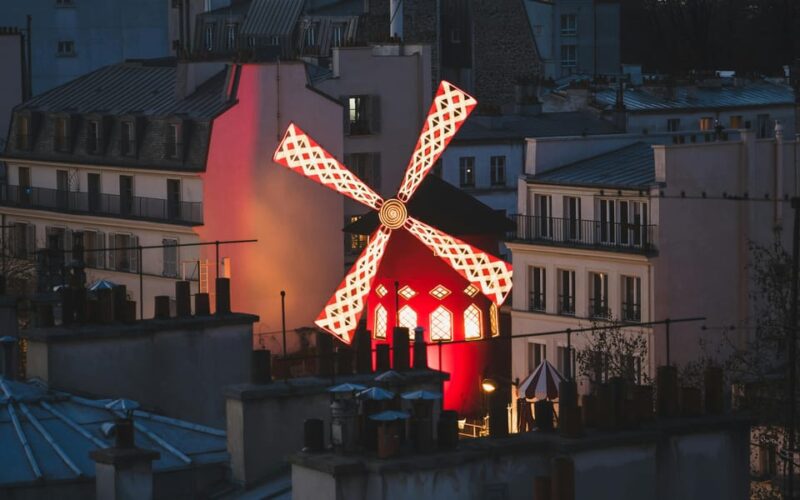 Montmartre Walking Tour With Smartphone App - Experience Highlights
