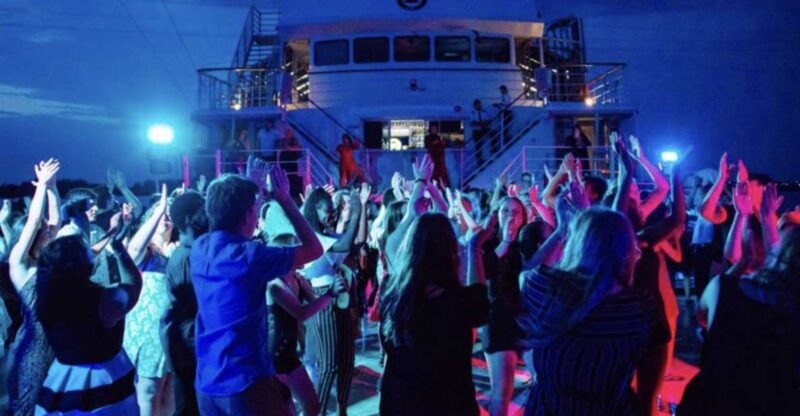 Montreal: Evening Cruise With DJ and Dance Floor - Dress Code and Attire
