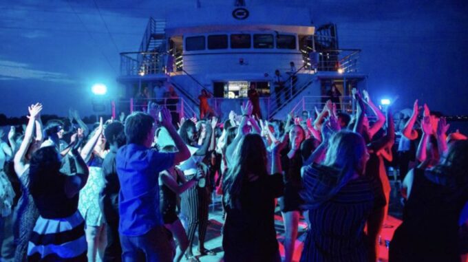 Montreal: Evening Cruise With DJ and Dance Floor - Onboard Amenities