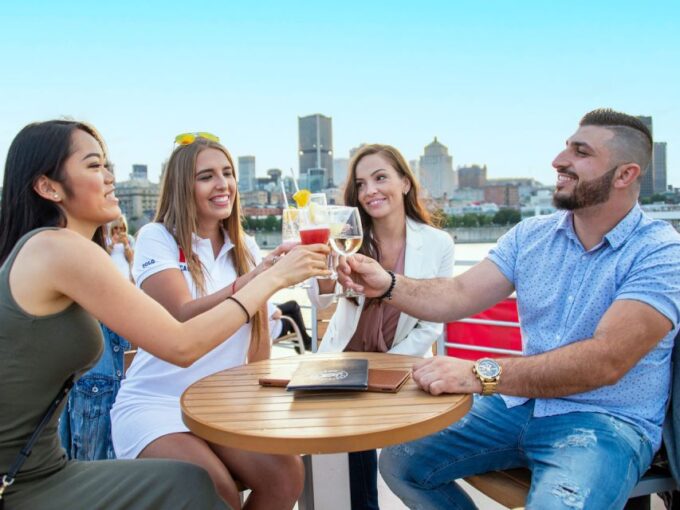 Montréal: St. Lawrence Sightseeing River Cruise - Multilingual Guided Tours