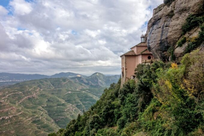 Montserrat & Cava Wineries Day Trip From Barcelona W/ Pickup - Cava Production Methods