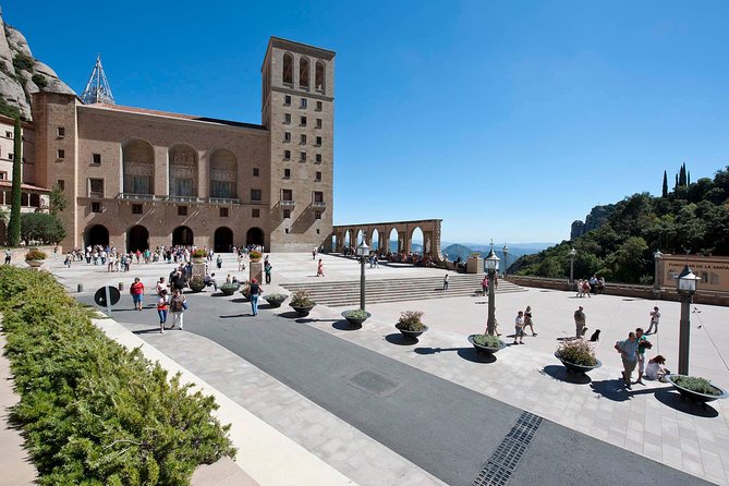 Montserrat Tour, Lunch & Caves - Key Points