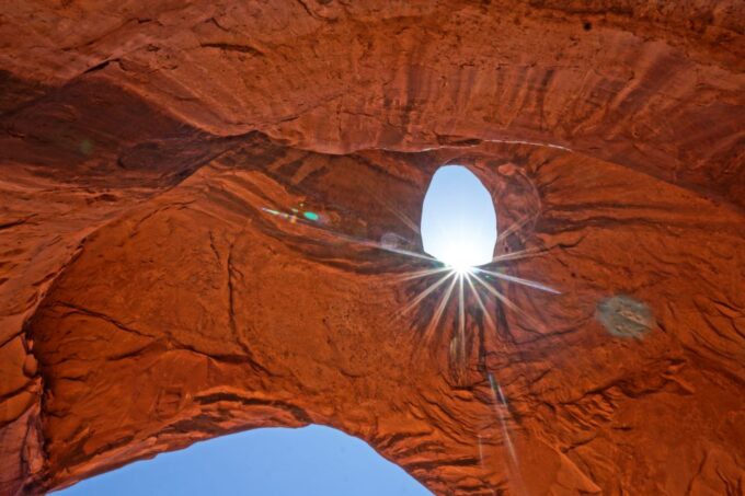 Monument Valley: Scenic 2.5-Hour Guided Tour - Language and Guide