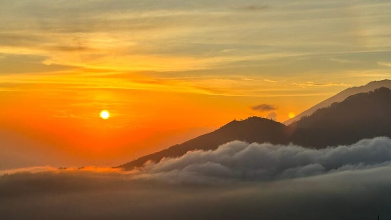 Mount Batur: Sunrise Hike With Local Guide - Highlights and Amenities