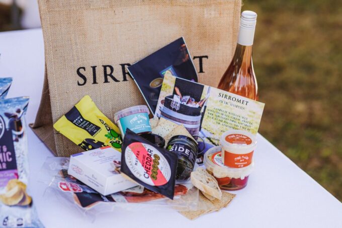 Mount Cotton: Paddock Picnic With Wine Tasting for Two - Picnic Hamper for Two