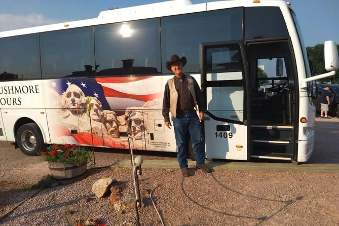 Mount Rushmore and Black Hills Tour With Two Meals and a Music Variety Show - Just The Basics
