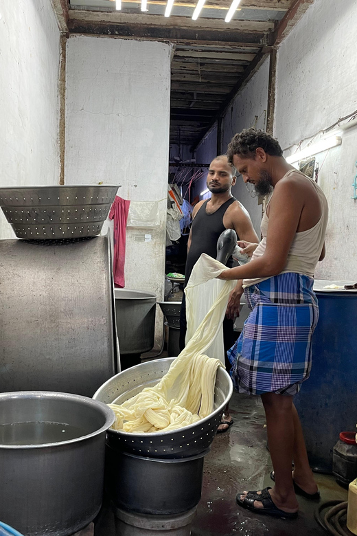 Mumbai: City & Slum Full-Day Exploration - Local Markets and Products