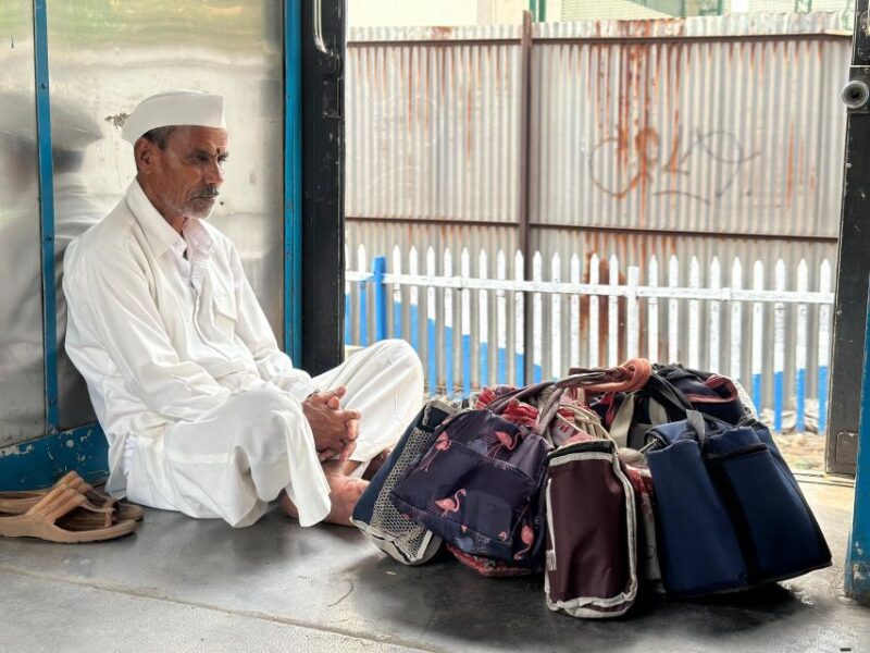 Mumbai: Dabbawalas, Dhobhighat & Dharavi Slum Half Day Tour - Dabbawala Experience