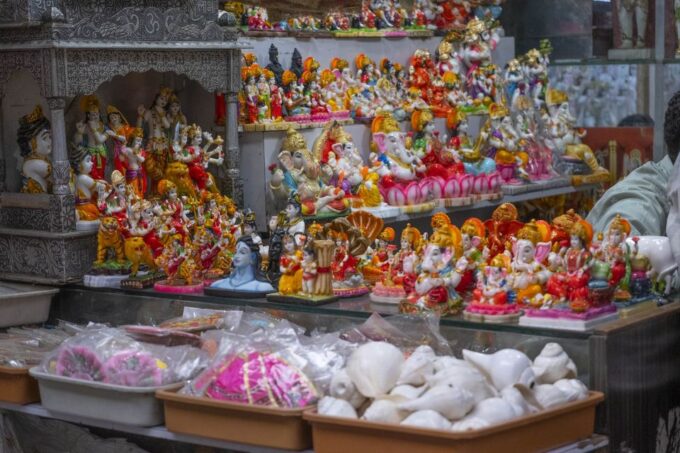Mumbai Markets & Temples Tour - Historic Hindu Temple