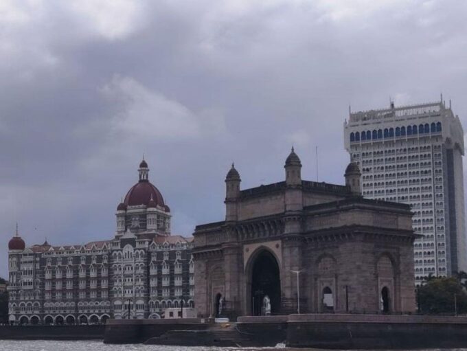 Mumbai Sightseeing: Dhobi Ghat, Local Markets & Food Tour - Guided Explorations