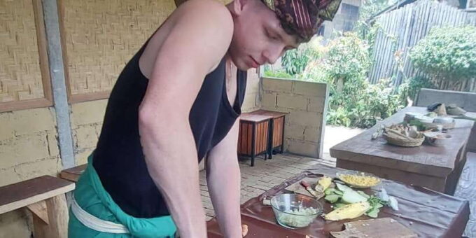 Munduk: Balinese Cooking Class With Dinner at a Local Home - Dining With a Local Family