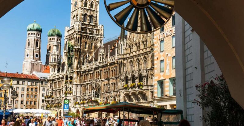 Munich: CityTour-Eisbachwelle Surf - FC Bayern - Marienplatz - Marienplatz Sightseeing