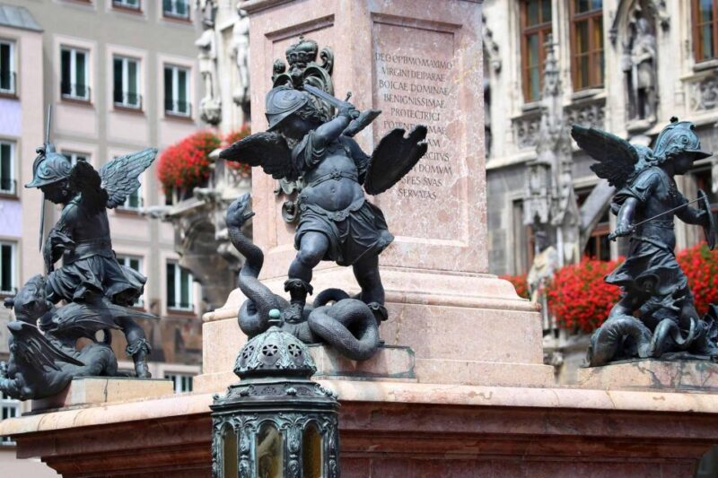 Munich: CityTour-Eisbachwelle Surf - FC Bayern - Marienplatz - Transportation and Pickup
