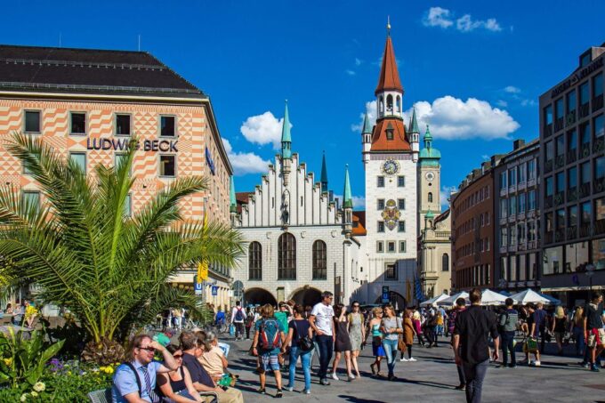 Munich: CityTour-Eisbachwelle Surf - FC Bayern - Marienplatz - Meeting Times