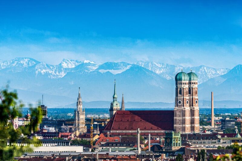 Munich: First Discovery Walk and Reading Walking Tour - Itinerary and Highlights