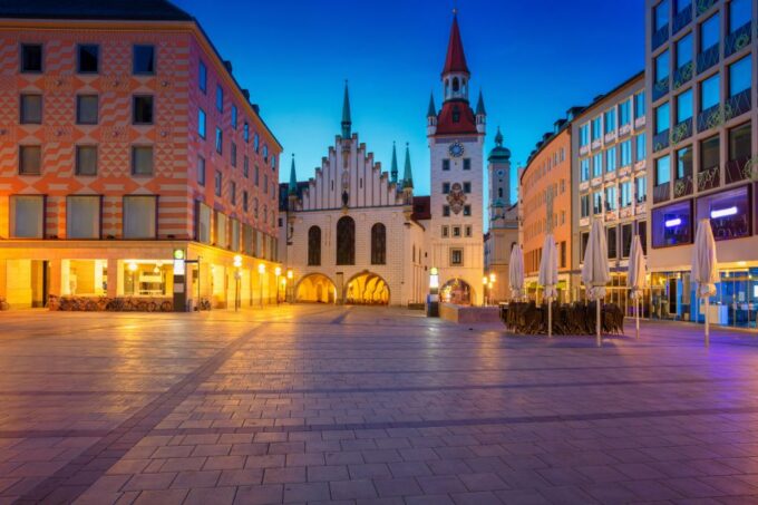 Munich: First Discovery Walk and Reading Walking Tour - Experiencing Marienplatz and Viktualienmarkt