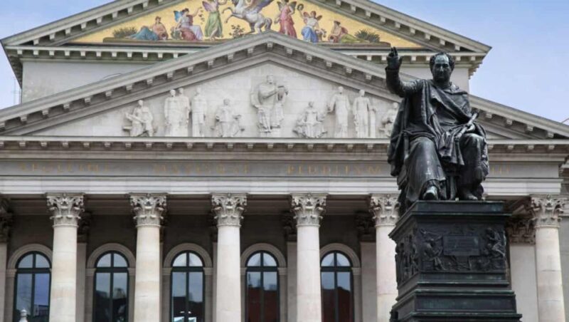 Munich: Old Town Guided Walking Tour With Lunch Stop - Meeting Point and Logistics