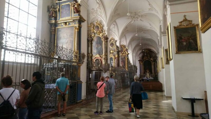Munich: Old Town Guided Walking Tour With Lunch Stop - Tour Inclusions