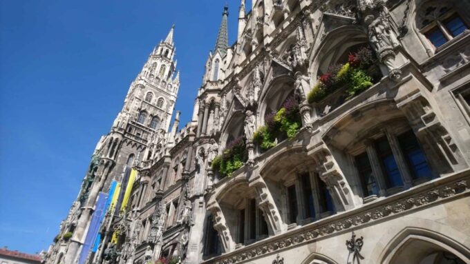 Munich: Old Town Guided Walking Tour With Lunch Stop - Discovering Bavarian Cuisine