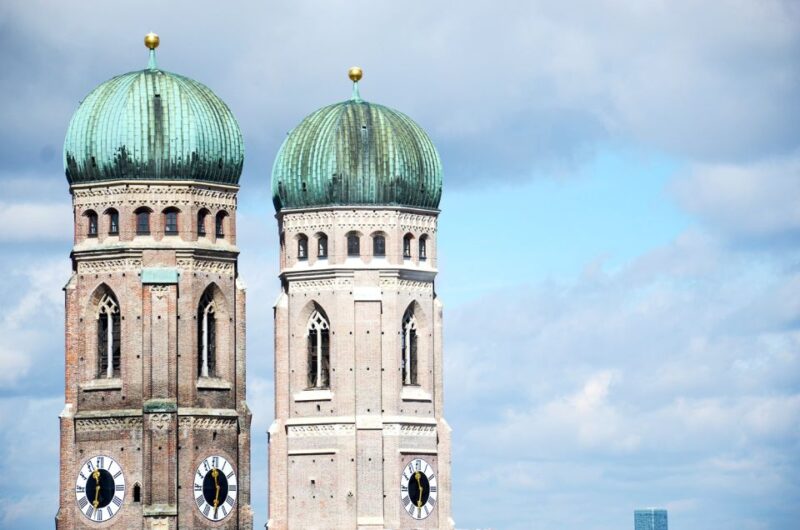 Munich: Old Town Walking Tour in Spanish - Key Points