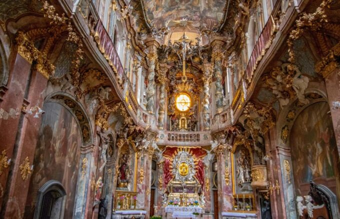 Munich: Private Exclusive History Tour With a Local Expert - Languages Offered