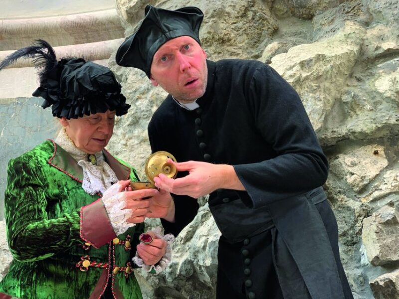 Munich: Scary Tour With Actors in GERMAN - Exploring Munichs Dark History