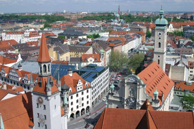Munich: Walking Tour Old Town and Viktualienmarkt - Exploring Munichs Old Town