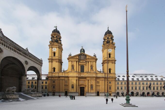 Munich: Walking Tour Old Town and Viktualienmarkt - Iconic Landmarks and Architecture