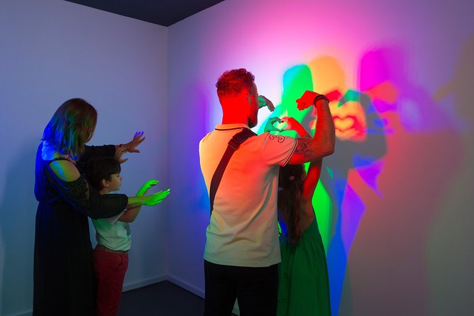 Museum of Illusions Istanbul Ticket - Visitor Photo Opportunities