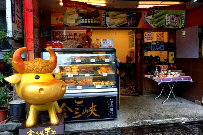 N111 New Three Gorges Old Street Yingge Ceramics Hand Dirty DIY Day Tour (10h) - What to Expect on the Tour