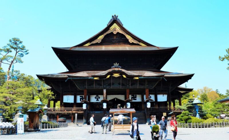 Nagano: Snow Monkeys, Zenkoji Temple & Sake Day Trip - Visiting Zenko-ji Temple
