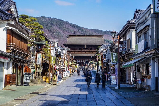 Nagano Zenkoji Temple and Sake Tasting Private Tour From Tokyo - Discovering the Temples Architectural Wonders