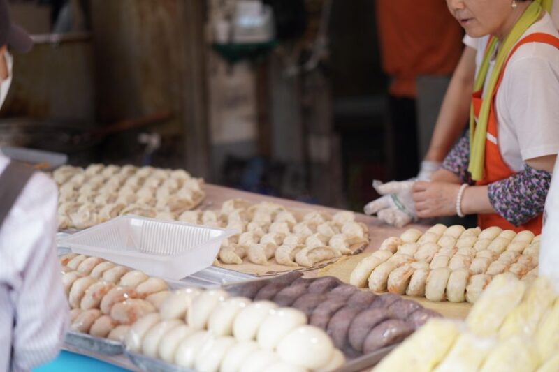 Namdaemun Market: the Largest Traditional Market Food Tour - Exploring Arts and Crafts Stalls