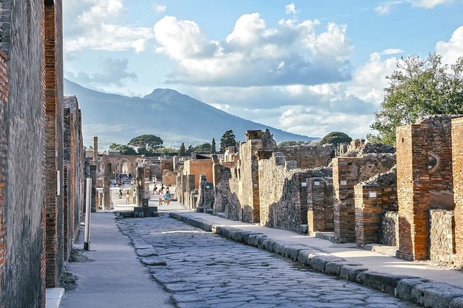 Naples and Pompeii Half-Day Guided Tour From Naples - Exploring Pompeii