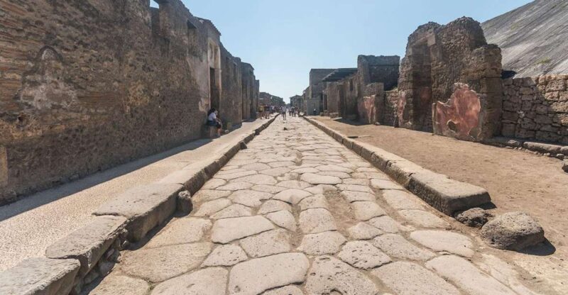 Naples: Transfer to Maiori or Minori & Guided Pompeii - Key Points