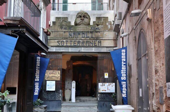 Naples: Underground Naples Tour and Street Food - Discover Historical Artifacts