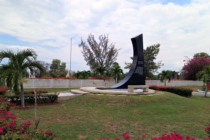 National Heroes of Jamaica and National Gallery Sightseeing Tour From Ocho Rios - Exploring National Heroes Park